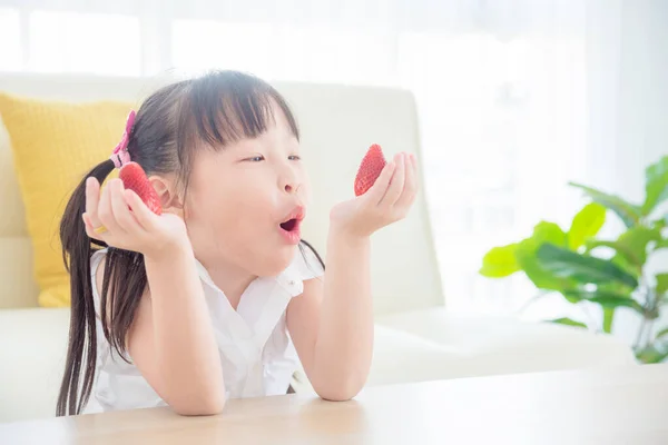 Mooi Aziatisch Meisje Dat Thuis Aardbeien Eet Gezond Voedsel Kind Rechtenvrije Stockfoto's