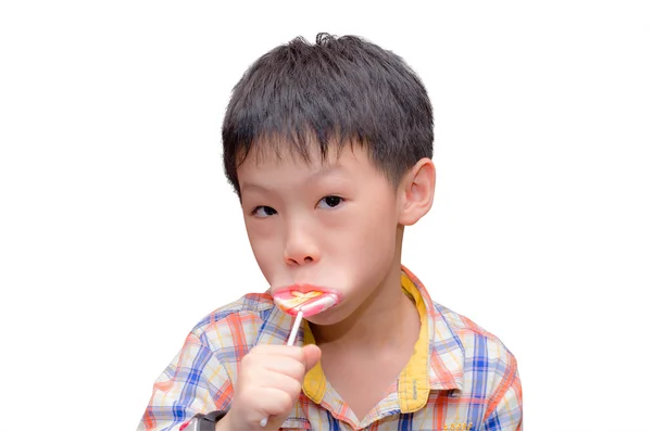 Pequeño niño comiendo dulces en su mano — Foto de Stock