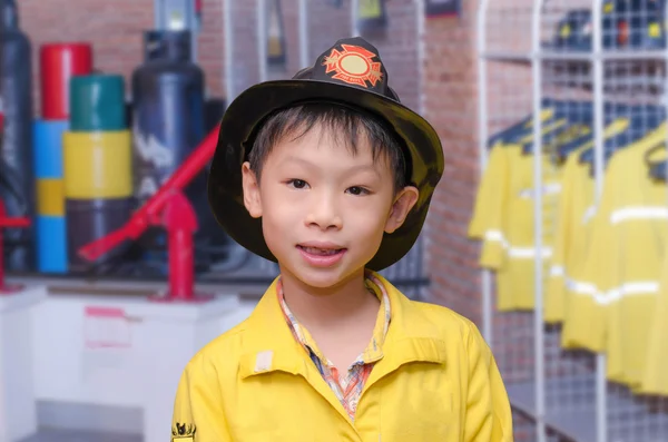 Kleiner Junge in Feuerwehruniform — Stockfoto