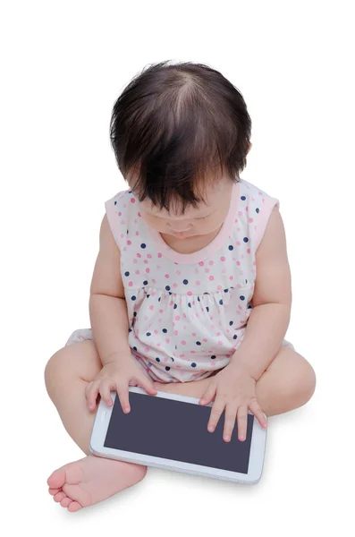 Chica está sentado y jugando con la tableta de la PC —  Fotos de Stock