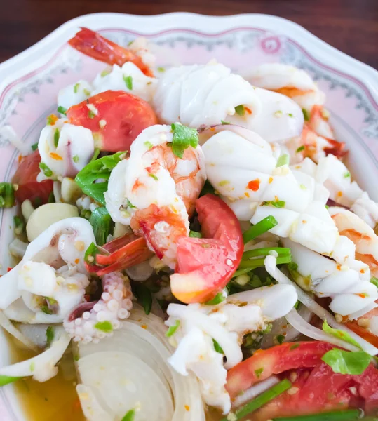 Salade thaïlandaise de fruits de mer épicés — Photo