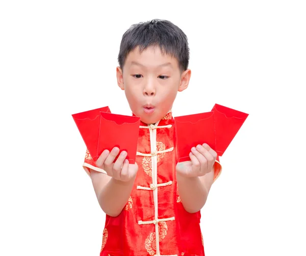 Мальчик в традиционном китайском платье держит анг-поу — стоковое фото