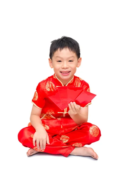 Menino com vestido tradicional chinês segurando ang pow — Fotografia de Stock