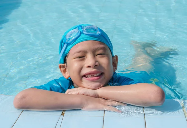 Pojke i poolen — Stockfoto