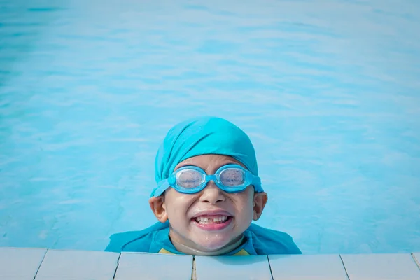 Pojke i poolen — Stockfoto