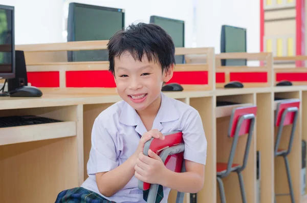 Felice studente asiatico in sala computer — Foto Stock