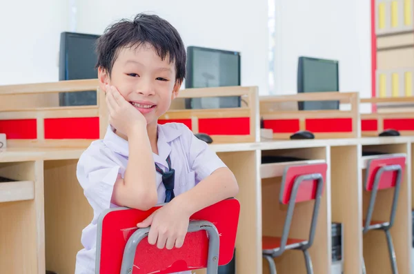 Estudante asiático feliz na sala de informática — Fotografia de Stock