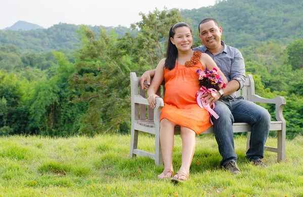 Marido con esposa embarazada está descansando en la naturaleza . — Foto de Stock