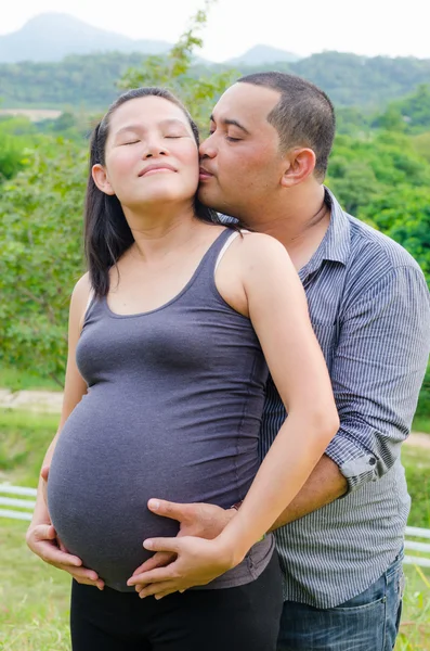 Femme enceinte et son mari amoureux en plein air — Photo