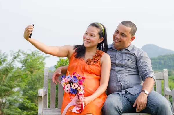 Mulher grávida e marido tomando foto do telefone celular — Fotografia de Stock