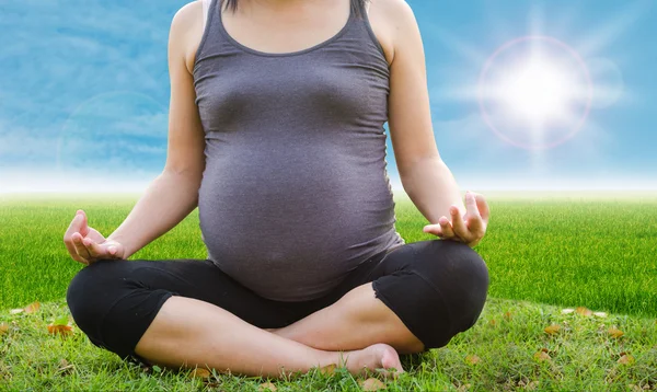 Mujer embarazada haciendo yoga — Foto de Stock