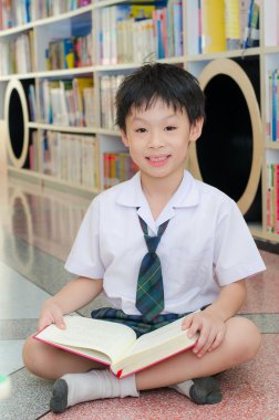 Asyalı öğrenci okuma kitabı