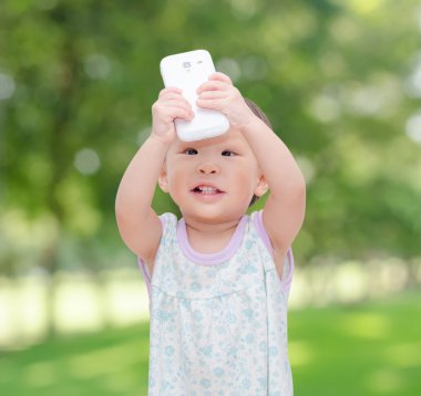 Selfie cep telefonu ile çekici kızlar