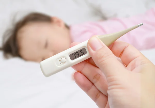 Mutter hält Thermometer — Stockfoto