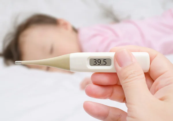 Mother holding thermometer — Stock Photo, Image