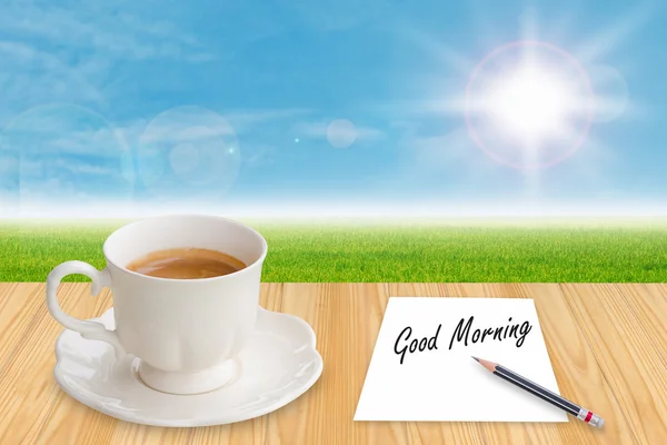 Kaffekopp och "God morgon" på papper märka — Stockfoto
