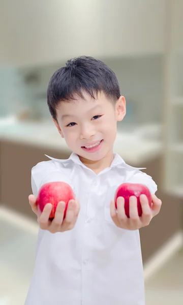 Boy with apples in the kitchen — Stock Photo, Image