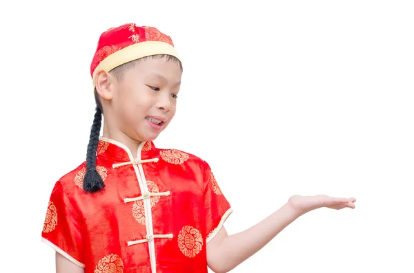Garçon chinois en costume traditionnel montrant l'espace de copie . — Photo