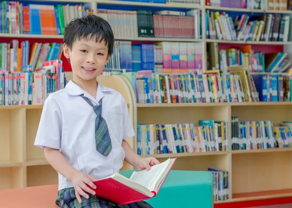 Libro de lectura de estudiantes en la biblioteca escolar — Foto de Stock