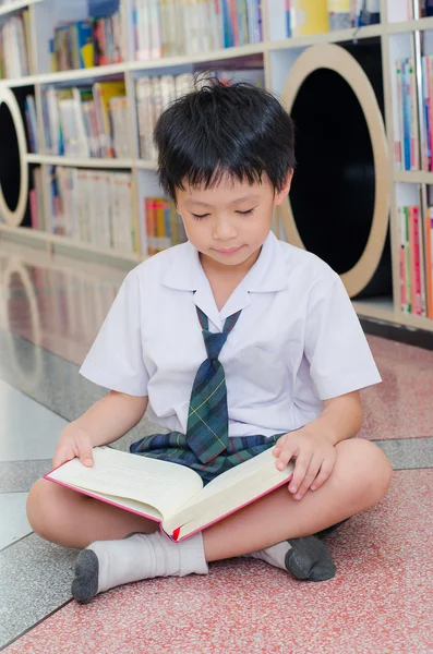 学生は、学校の図書館で本を読んで — ストック写真