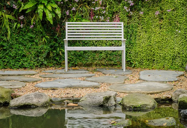 Bench in garden — Stock Photo, Image