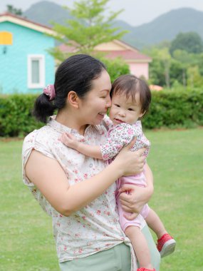 Anne kızı yanağı nuzzles