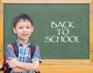 Asyalı öğrenci önünde kara tahta gülümseyen