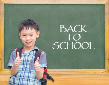 Asyalı öğrenci önünde kara tahta gülümseyen