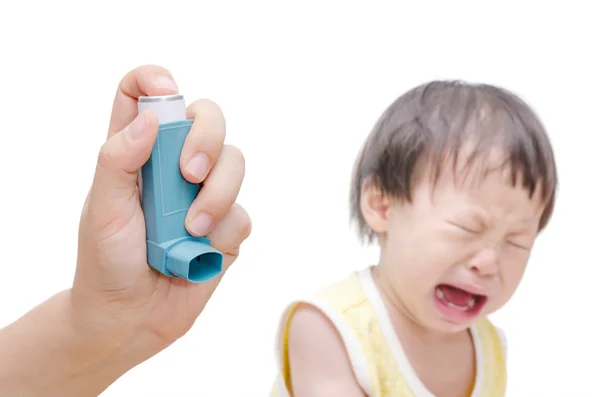 La mano de la mujer sosteniendo el inhalador de asma — Foto de Stock