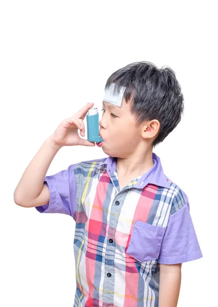 Sick Asian boy using inhaler for asthma — Stock Photo, Image