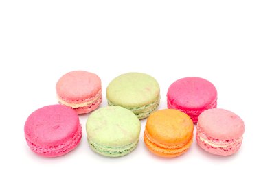 Beyaz arkaplanda badem kurabiyeleri