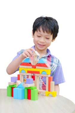 Asyalı çocuk blok masada oynarken