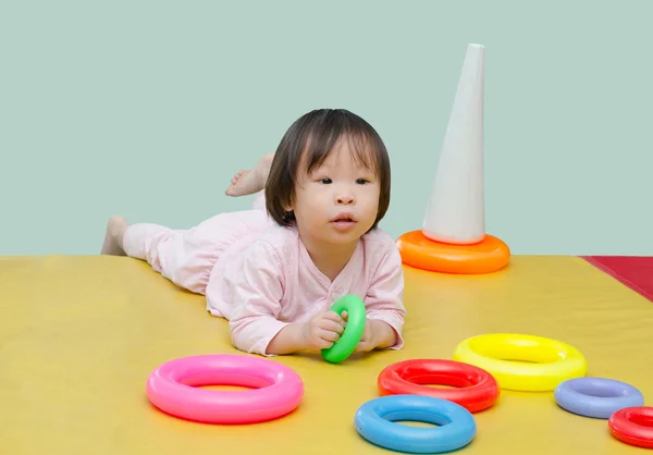 Chica jugando juguete en el suelo — Foto de Stock