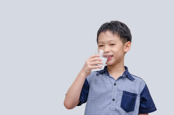 Ragazzo acqua potabile — Foto Stock