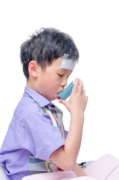 Anak laki-laki menggunakan inhaler untuk serangan asma lega — Stok Foto