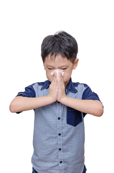 Маленький хлопчик витирає ніс тканинним папером — стокове фото