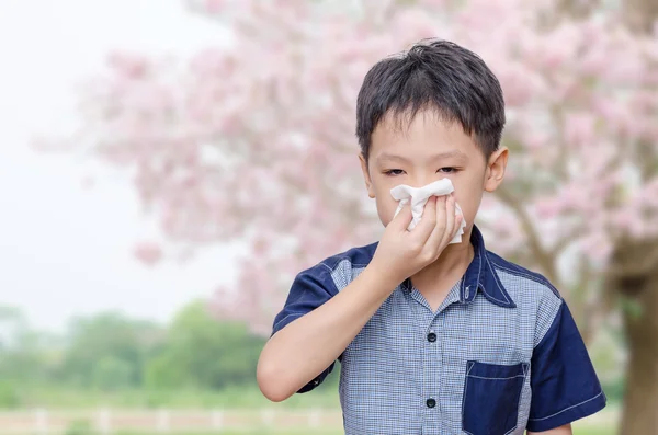 Niño tiene alergias de polen de flores — Foto de Stock