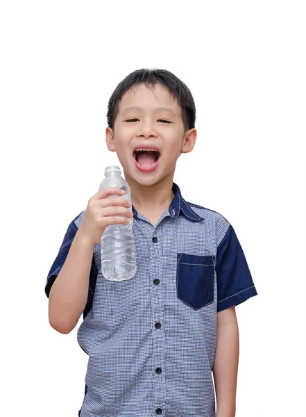 Rapaz sente-se fresco depois de beber água da garrafa — Fotografia de Stock