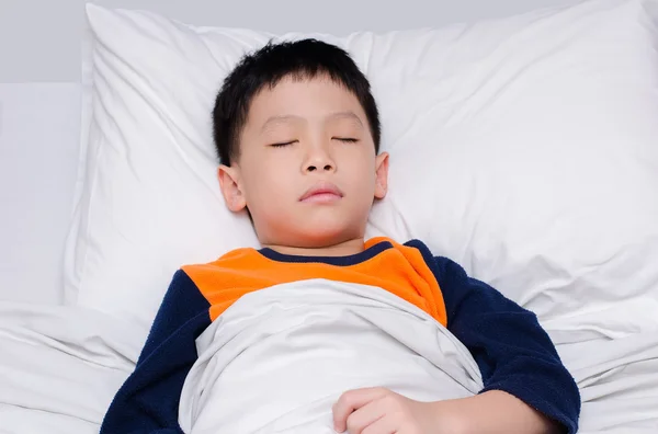 Yatakta uyuyan çocuk — Stok fotoğraf