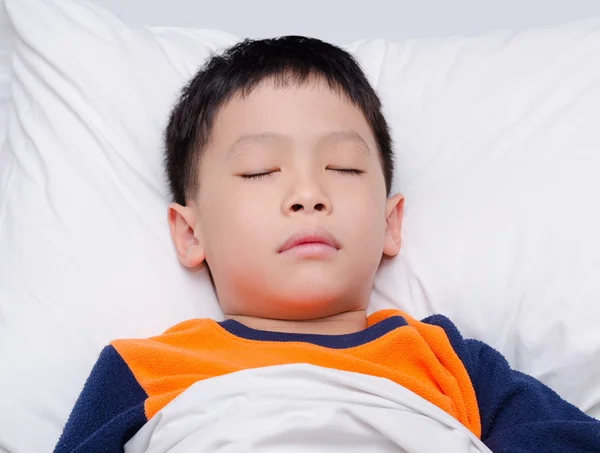 Pojken sova i en säng — Stockfoto