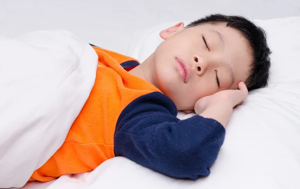 Niño durmiendo en una cama — Foto de Stock