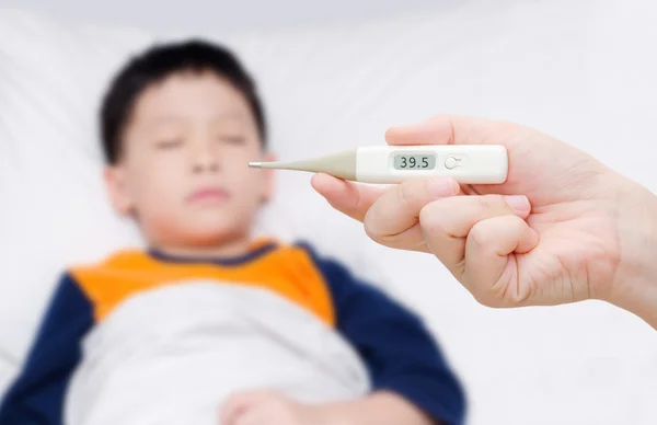 Mother holding digital thermometer — Stock Photo, Image