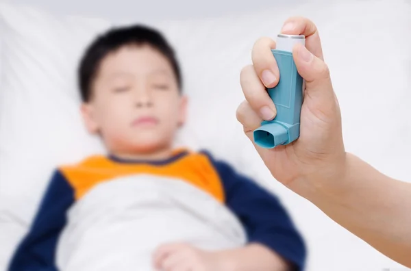 Moeder bedrijf astma-inhalator — Stockfoto