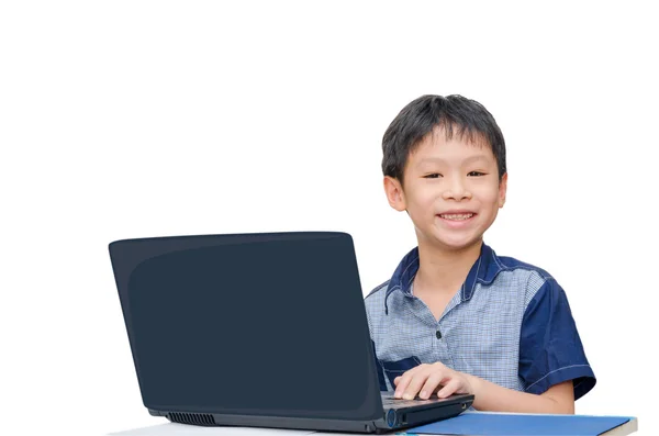 Χρησιμοποιώντας φορητό υπολογιστή πάνω από λευκό αγόρι — Φωτογραφία Αρχείου