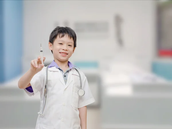 Asiático niño fingir ser médico en el hospital — Foto de Stock