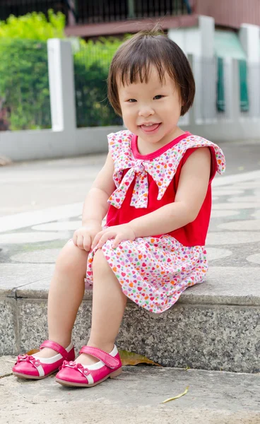 Little  girl sitting and smiling — Stock Photo, Image