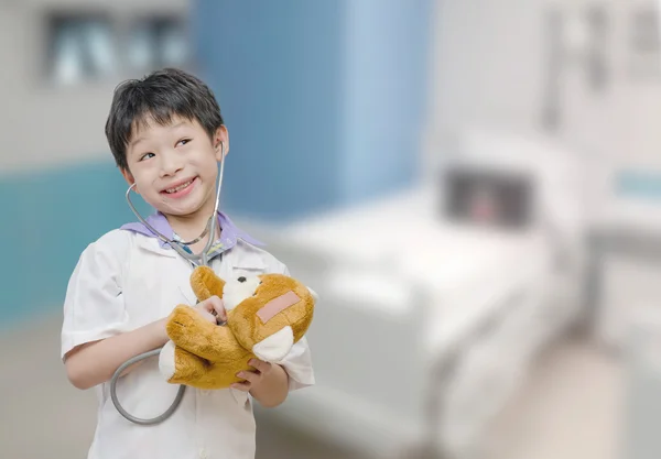 Niño finge ser médico en el hospital — Foto de Stock
