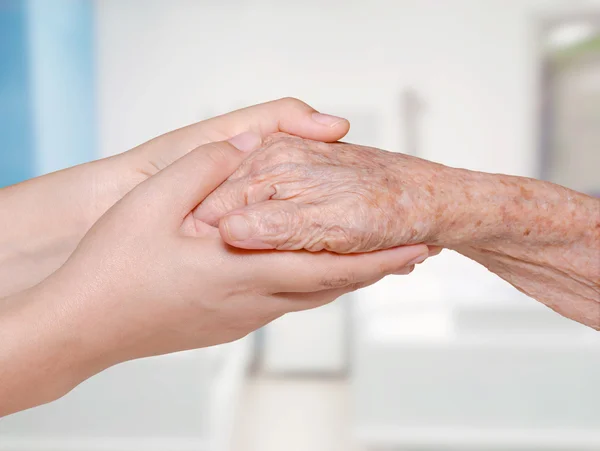 Enfermera sosteniendo viejo paciente mano —  Fotos de Stock