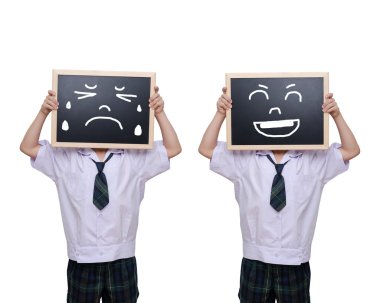 Kara tahta ile üzgün ve mutlu okul çocuğu