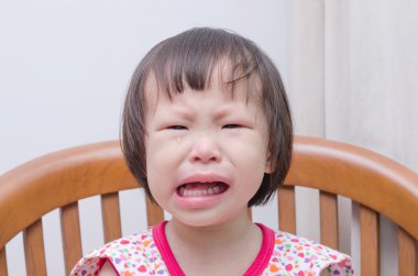 küçük kız ağlıyor